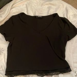 Lace trim v neck crop top.